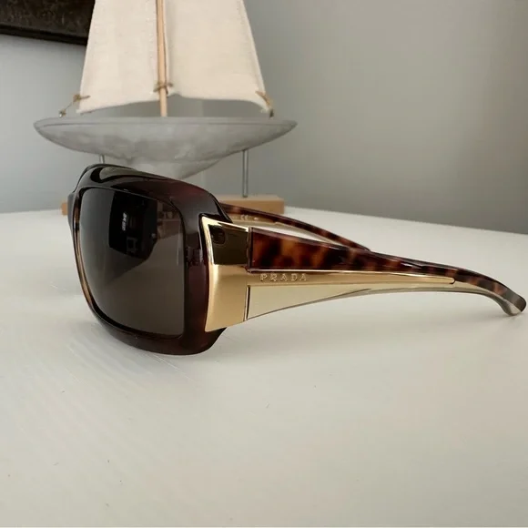 Prada Sunglasses style SPR 01H. Like new! - Picture 6 of 7